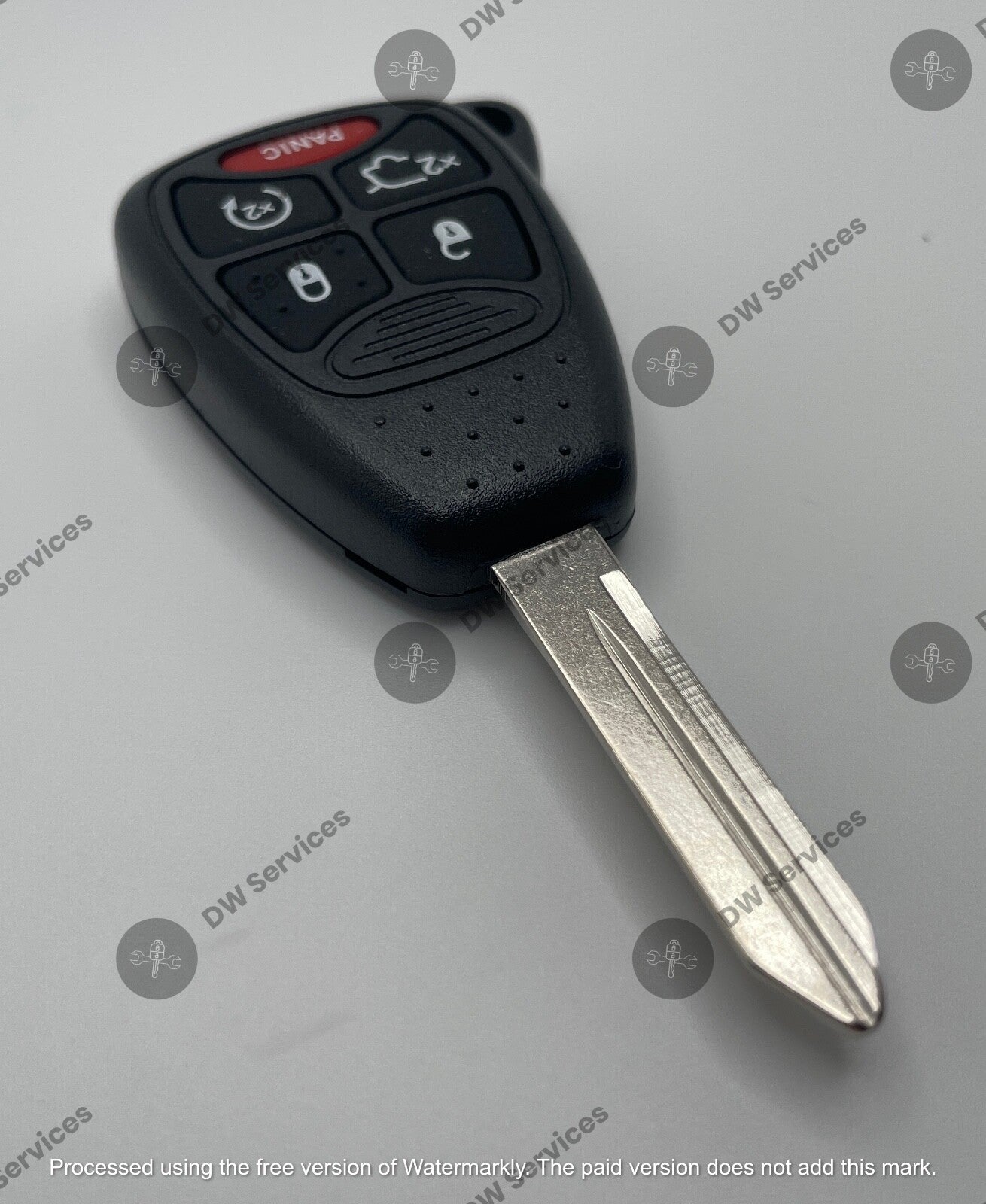 NEW! Chrysler Aspen / Sebring / 200 / 300 remote head key FOB OHT692427AA